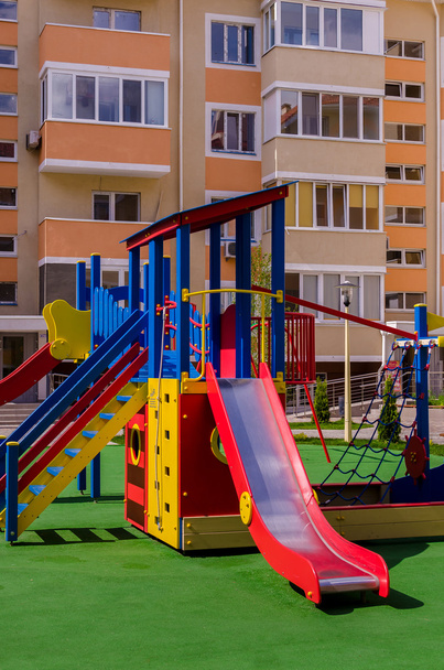Novo complexo infantil colorido no pátio de um multi
 - Foto, Imagem