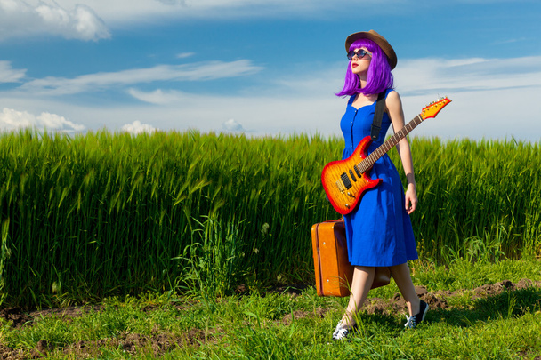 jeune femme avec valise et guitare
 - Photo, image