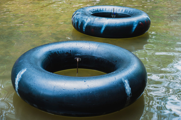 Старые внутренние трубы, плавающие на реке, избирательный фокус
 - Фото, изображение