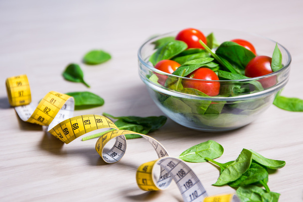 voeding en gewicht verlies concept - gezonde salade met spinazie en - Foto, afbeelding