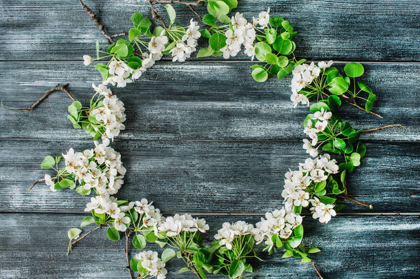 cadre de couronne avec des fleurs et des branches blanches
   - Photo, image