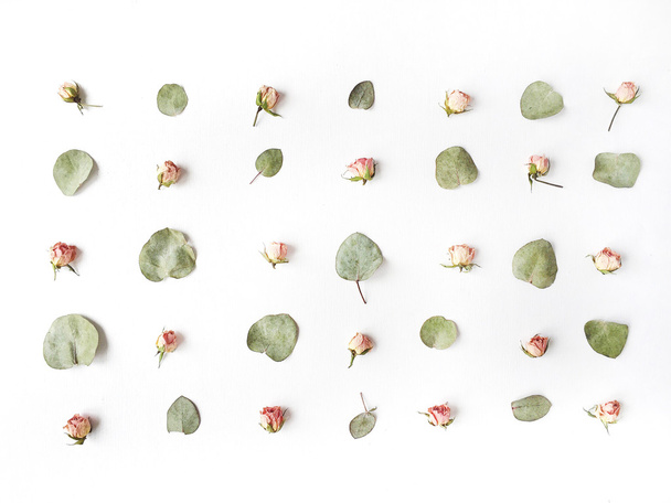 patrón de hojas verdes y rosas rosas rosas brotes
 - Foto, Imagen