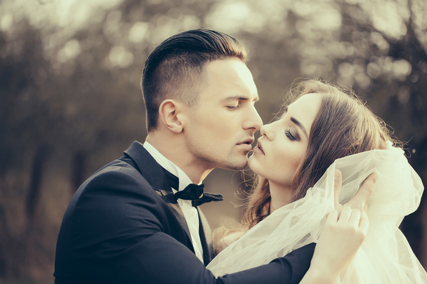 Kissing wedding couple - Foto, afbeelding