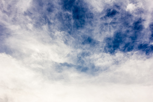 błękitne niebo z chmurami tło - Zdjęcie, obraz