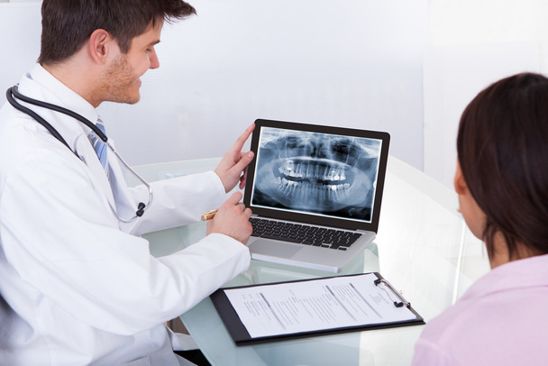 Doctor Showing Teeth X-ray To Patient - Foto, Bild