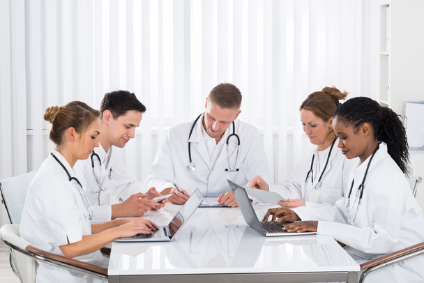 Doctors Using Laptops - Фото, изображение