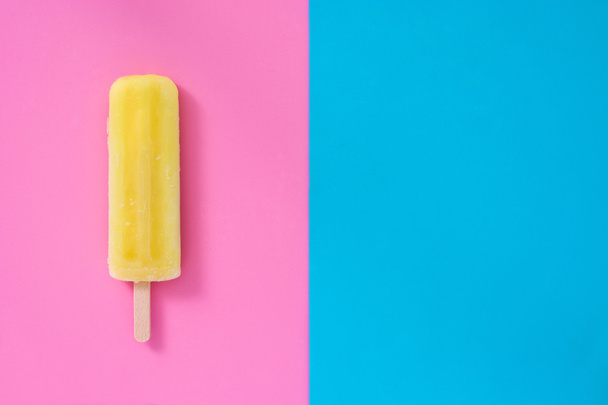 Zitrone Eis am Stiel auf rosa und blauen Hintergrund - Foto, Bild