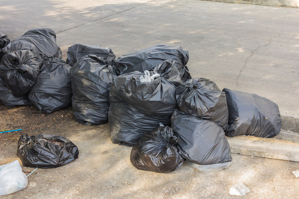 Пластикові пакети для сміття на вулиці офісу
 - Фото, зображення