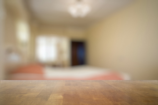 mesa de madeira no quarto
 - Foto, Imagem