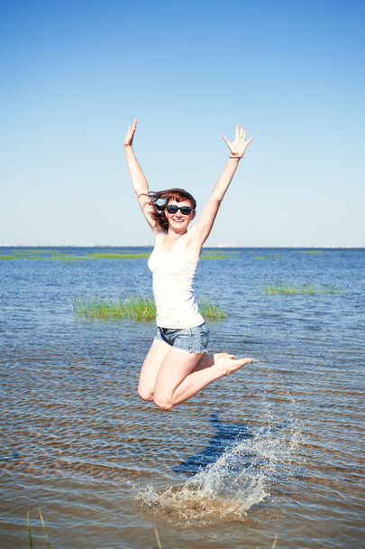 Onnellinen nuori nainen hauskaa vedessä
  - Valokuva, kuva