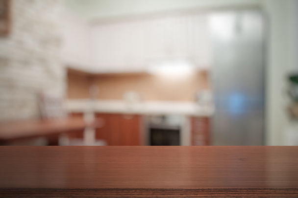 Mesa de madera en la cocina
 - Foto, imagen