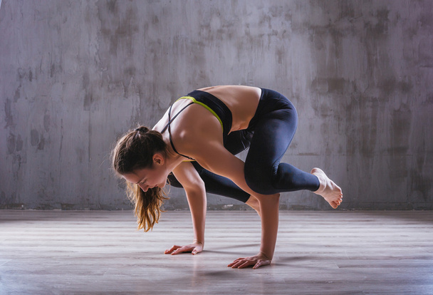 Sport yoga woman posing in photostudio. Fitness motivation picture - Foto, imagen