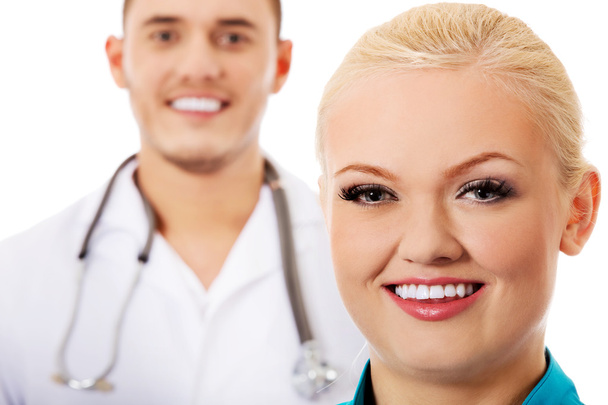 Sonrisa jóvenes médicos femeninos y masculinos
 - Foto, Imagen