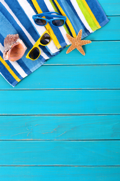 Cena de praia com decks azuis
 - Foto, Imagem