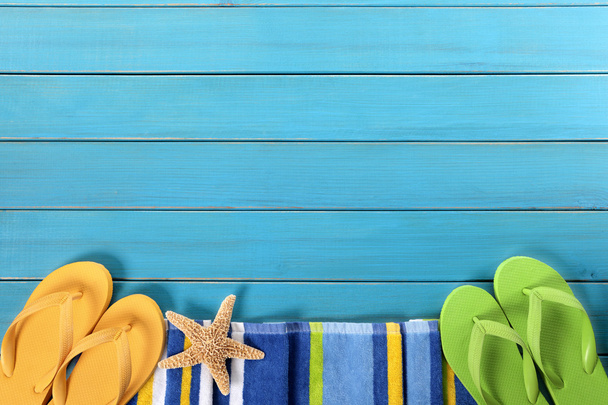Borda de praia com decks azuis
 - Foto, Imagem