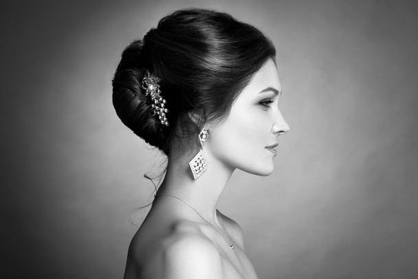 Beautiful sensual brunnete with elegant hairstyle. Wedding acces - Zdjęcie, obraz
