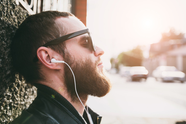 Hipster listening to music portrait - Фото, зображення