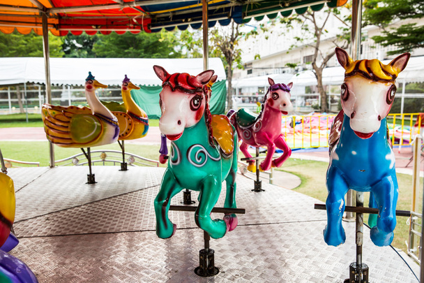 Carrusel, parque de atracciones para niños - Foto, imagen