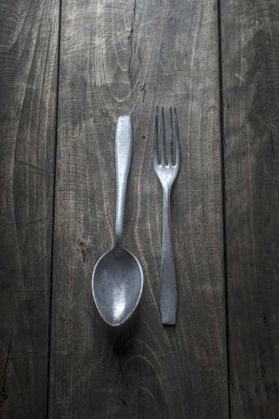 Old cutlery on wooden table - Foto, afbeelding