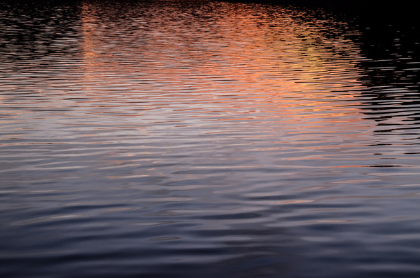 Auringonlaskun veden rakenne
 - Valokuva, kuva