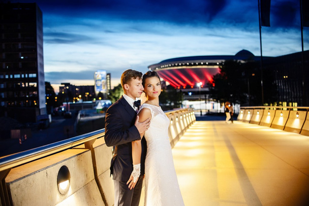 Brautpaar nachts auf der Stadtbrücke - Foto, Bild