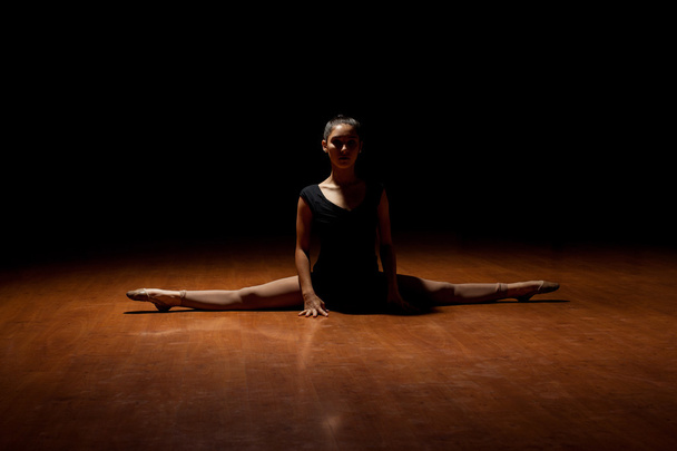 Krásná tanečnice hispánské na jevišti - Fotografie, Obrázek