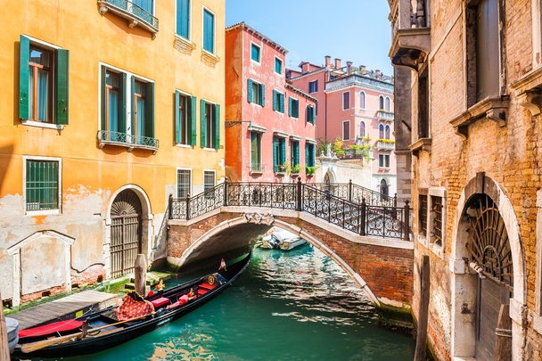 Scenic canal with bridge and colorful buildings in Venice, Italy - Foto, immagini