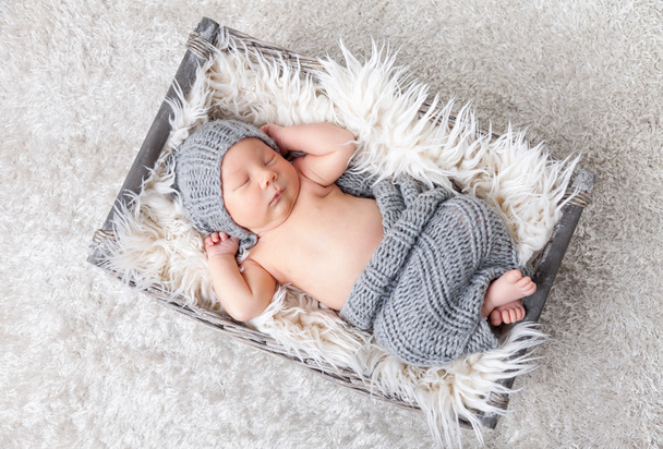 Beautiful newborn inside a basket - Foto, Imagem