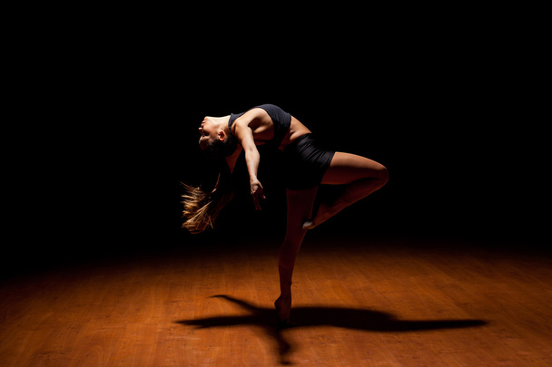 danseuse de jazz montrant ses mouvements de danse
 - Photo, image