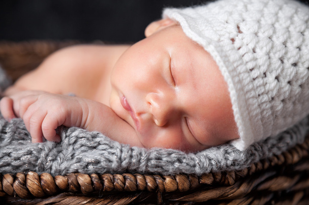 Красивый новорожденный в корзине
 - Фото, изображение