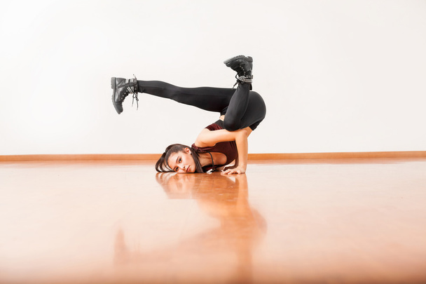 bailarina de pie boca abajo
 - Foto, Imagen