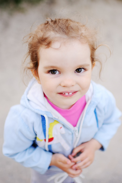 κοριτσάκι με όμορφα λευκά δόντια που χαμογελά στη φωτογραφική μηχανή - Φωτογραφία, εικόνα