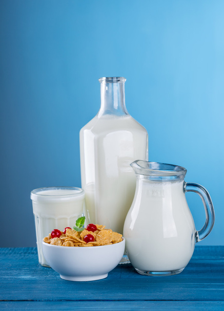Milk and cornflakes - Photo, Image