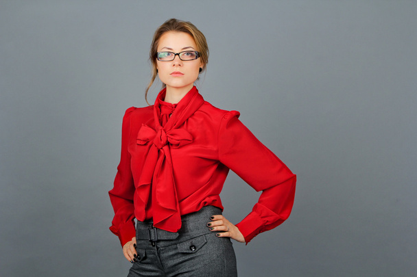 Vrouw in rode blouse en glazen - Foto, afbeelding