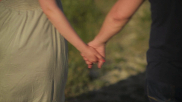 Terhes, házas pár együtt járunk gazdaság kezek - Felvétel, videó