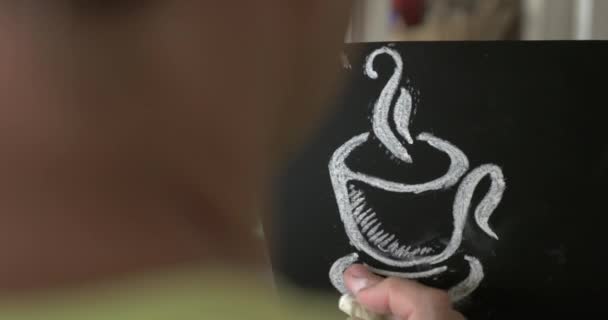 Mężczyzna rysunek filiżankę kawy z kredy - Materiał filmowy, wideo