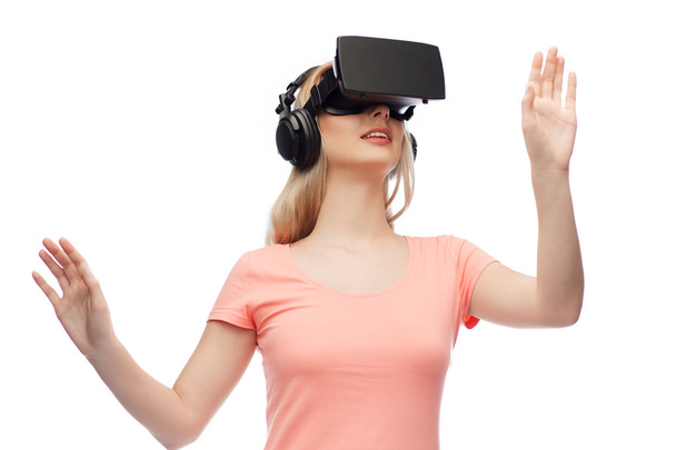 Mujer con auriculares de realidad virtual o gafas 3D - Foto, imagen