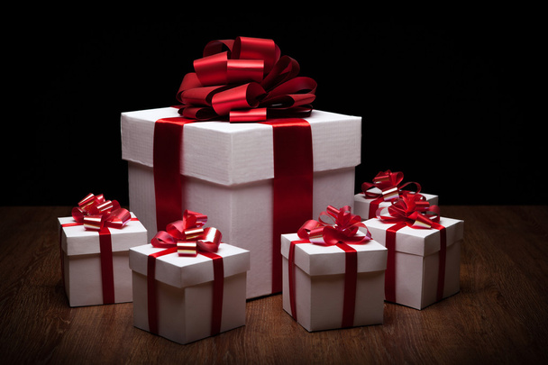 bir büyük beyaz hediye kutusu ile küçük hediye kutuları - Fotoğraf, Görsel