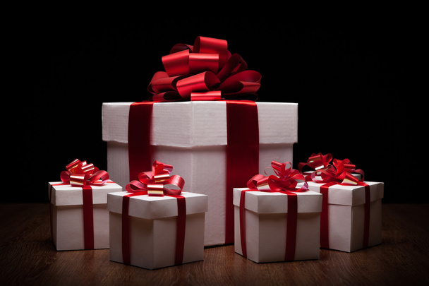 una gran caja de regalo blanca con pequeñas cajas de regalo
 - Foto, Imagen