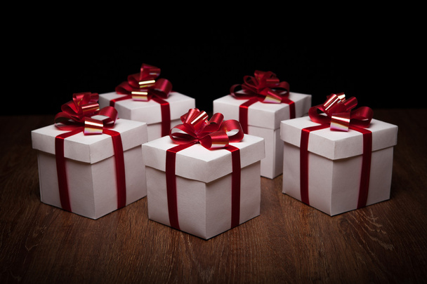 pequeñas cajas de regalo sobre la mesa
 - Foto, Imagen