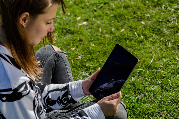 Young woman with a tablet - Photo, Image