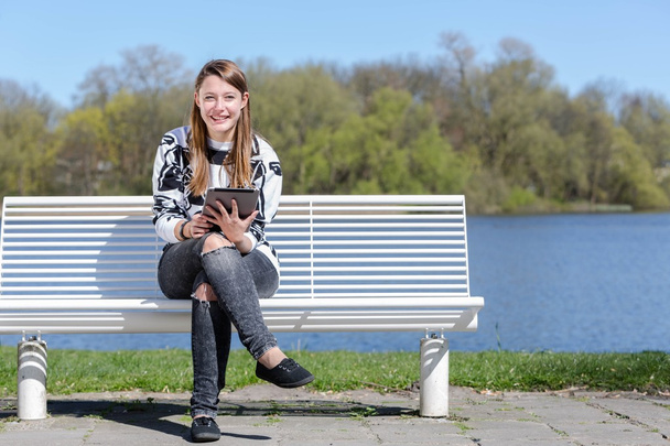 Młoda kobieta z tabletu w parku - Zdjęcie, obraz