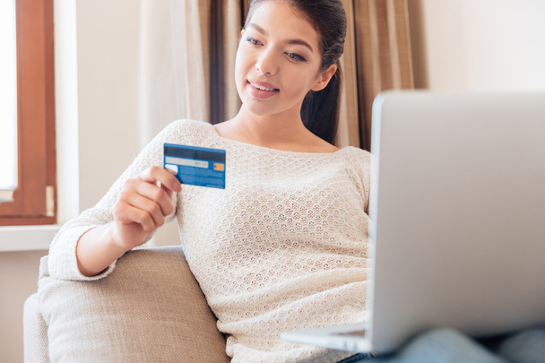 Woman with laptop computer and credit card - Foto, Imagem