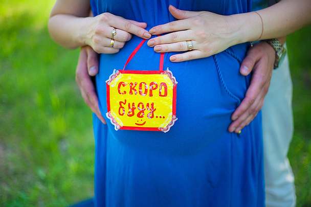 egy felirat egy terhes nő hasa - Fotó, kép