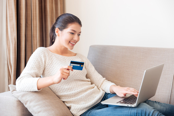 Woman buying online on laptop computer with credit card - Foto, Imagem