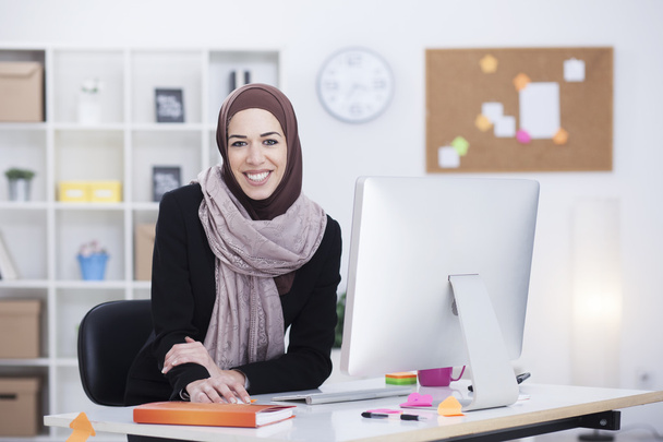 Beautiful Arabic business woman working in her office - Fotó, kép