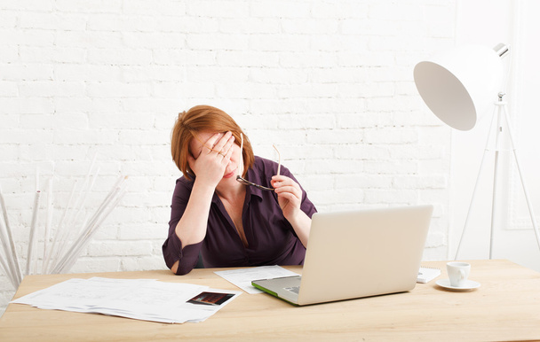 Deprimida mujer de negocios en su oficina
 - Foto, Imagen