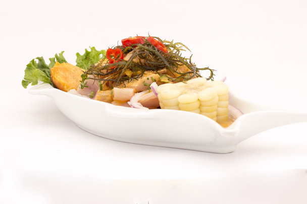 Prato Peru: Cebiche (ceviche) sobre molho "ouriço-do-mar", com batata-doce (camote), milho, pimenta, salada, alga marinha
.  - Foto, Imagem