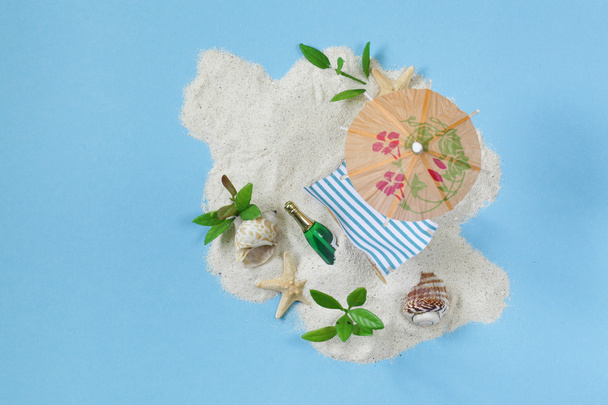 Concepto de vacaciones de viaje - playa isla de arena con tumbonas
  - Foto, imagen