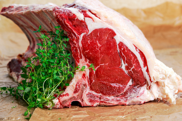 Vers rauw rundvlees bot rib ongeveer choppid. met kruiden. - Foto, afbeelding